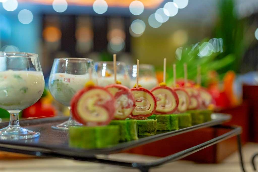 Four Points By Sheraton Production City, Dubái Restaurante foto