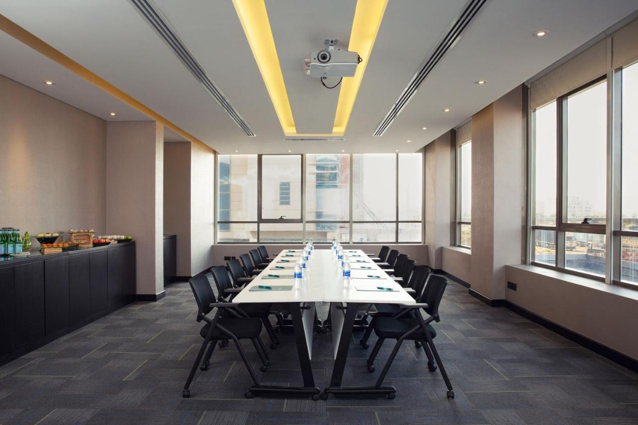 Four Points By Sheraton Production City, Dubái Exterior foto