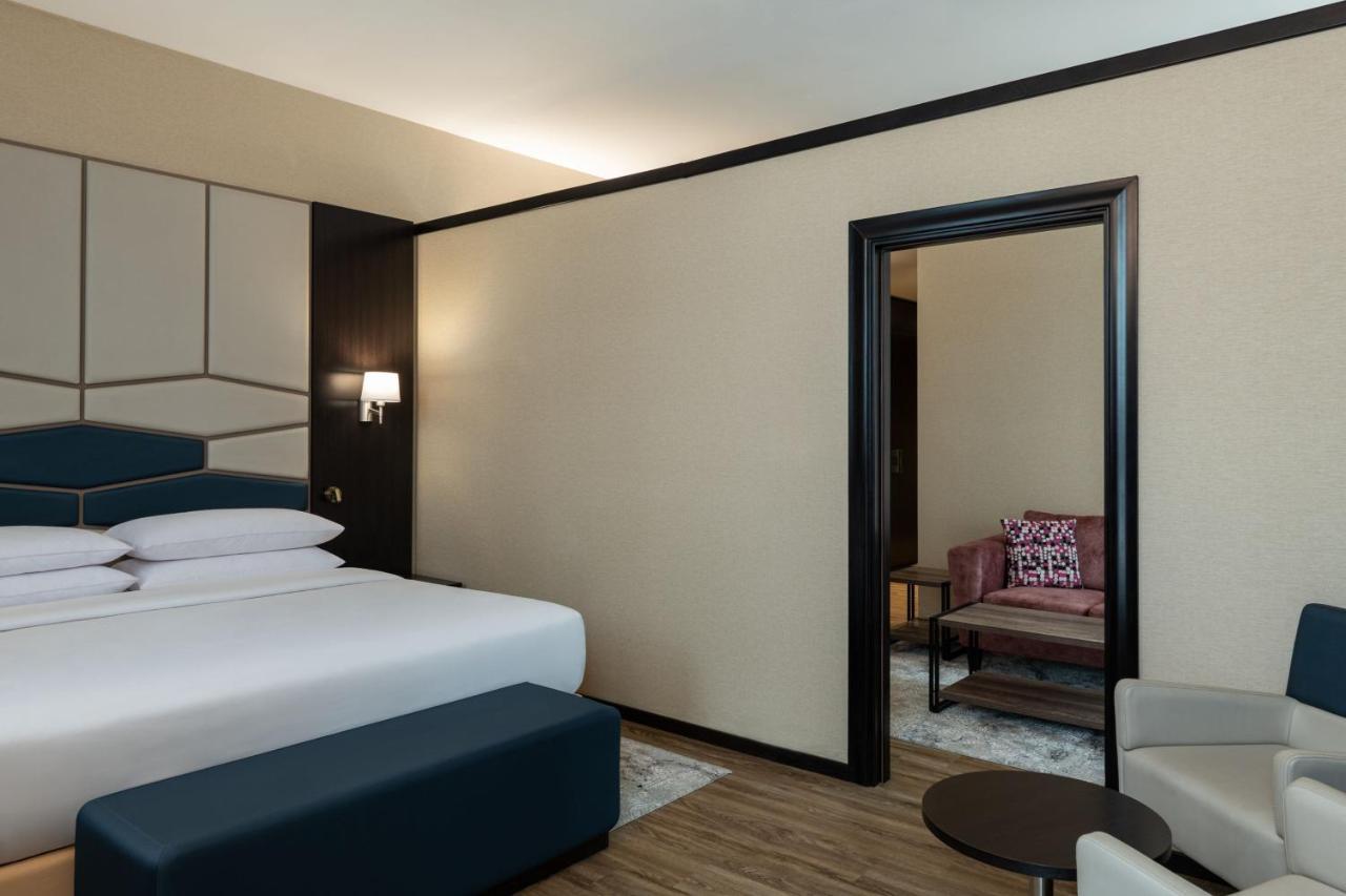 Four Points By Sheraton Production City, Dubái Exterior foto
