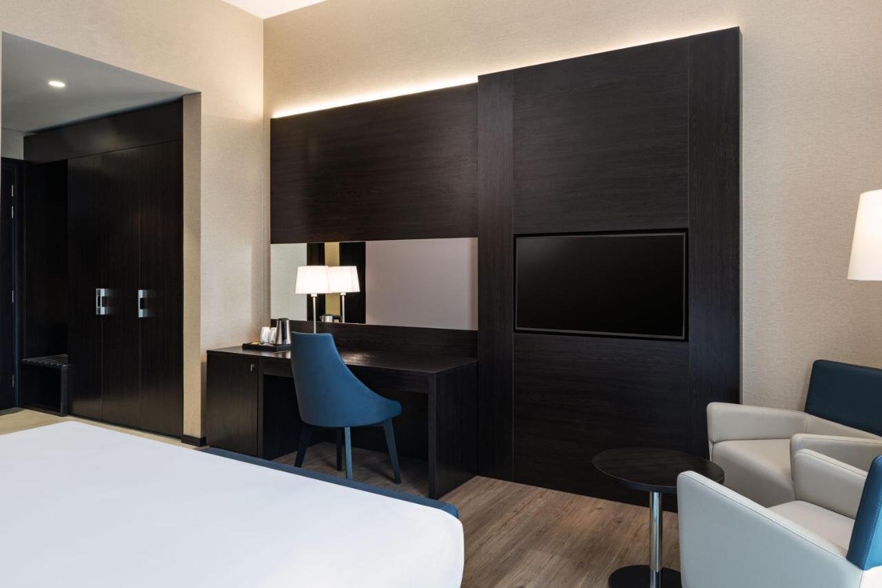 Four Points By Sheraton Production City, Dubái Exterior foto
