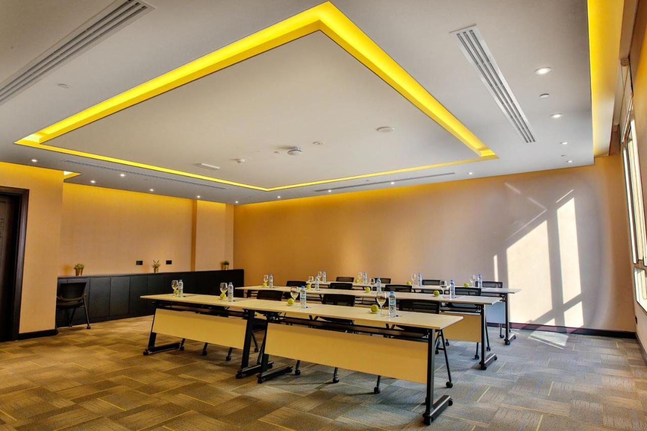Four Points By Sheraton Production City, Dubái Exterior foto