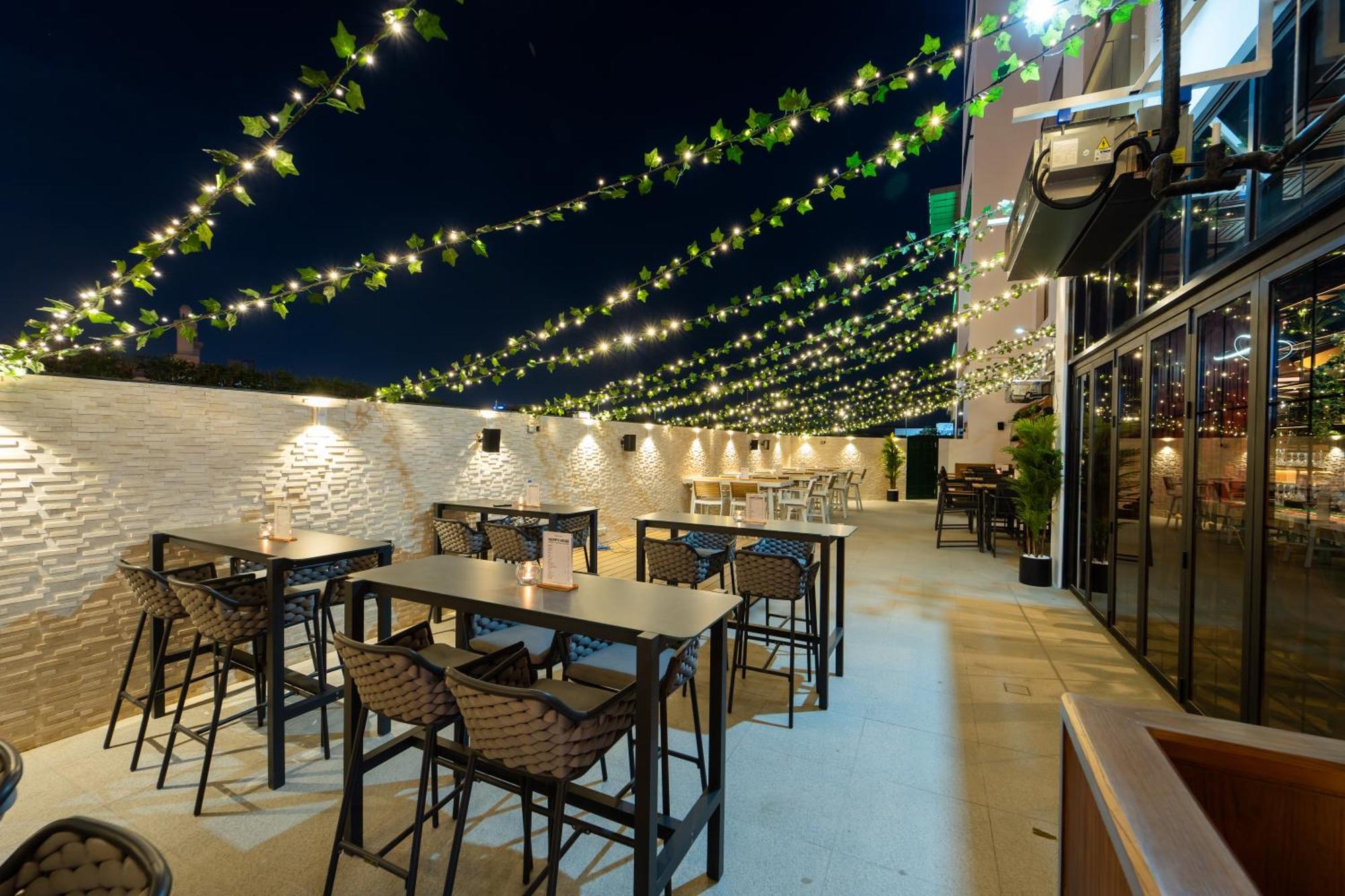 Four Points By Sheraton Production City, Dubái Exterior foto